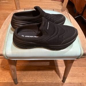 NWOT black Dream pairs, slip on shoes, size 8.5